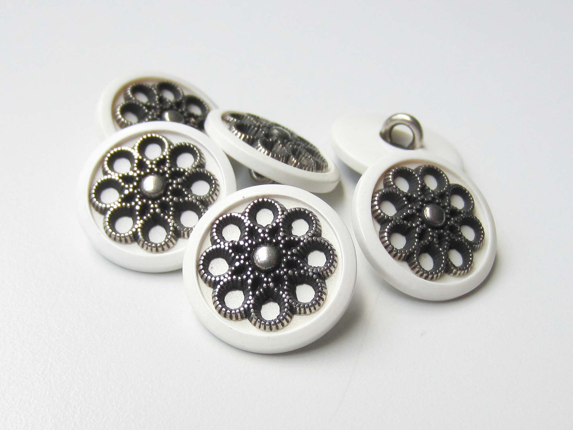 Knopf mit nostalgischer altsilberfarb. Metall Rosette