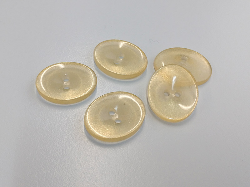 www.knopfparadies.de - 6215tr - Ovale, goldfarben schimmernde Kunststoffknöpfe mit zwei Löchern