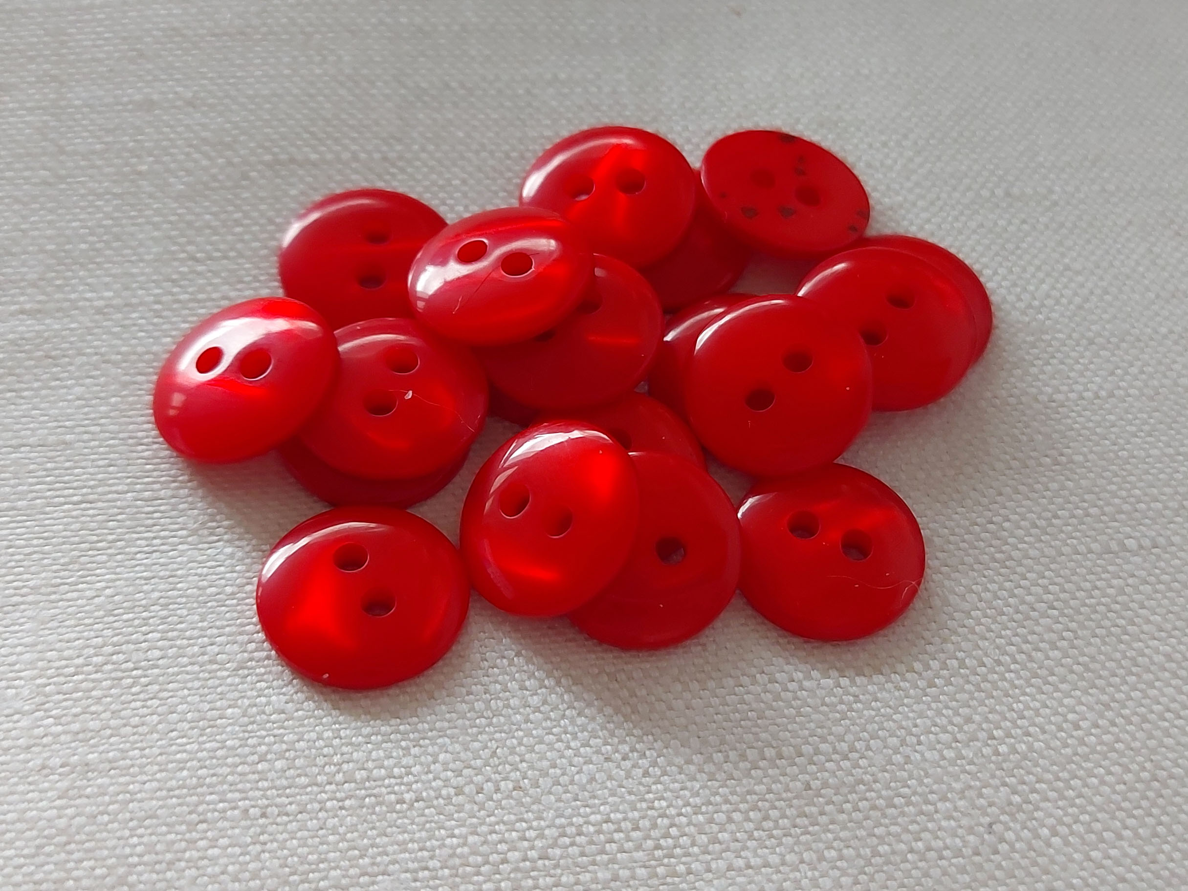 Kleine rote Blusenknöpfe, gewölbt, 11,5mm, Perlmutt-Optik