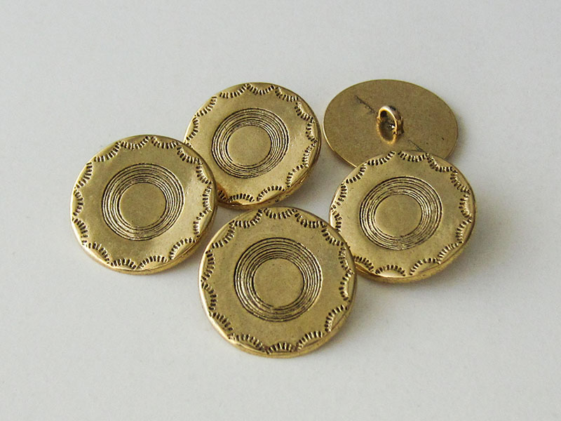 www.Knopfparadies.de - 2514ag - Älter wirkende altgoldfarbene Metallknöpfe mit schlichtem Muster