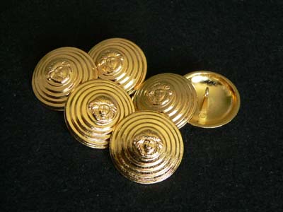 Goldfarbener Metallknopf mit Medusenhaupt