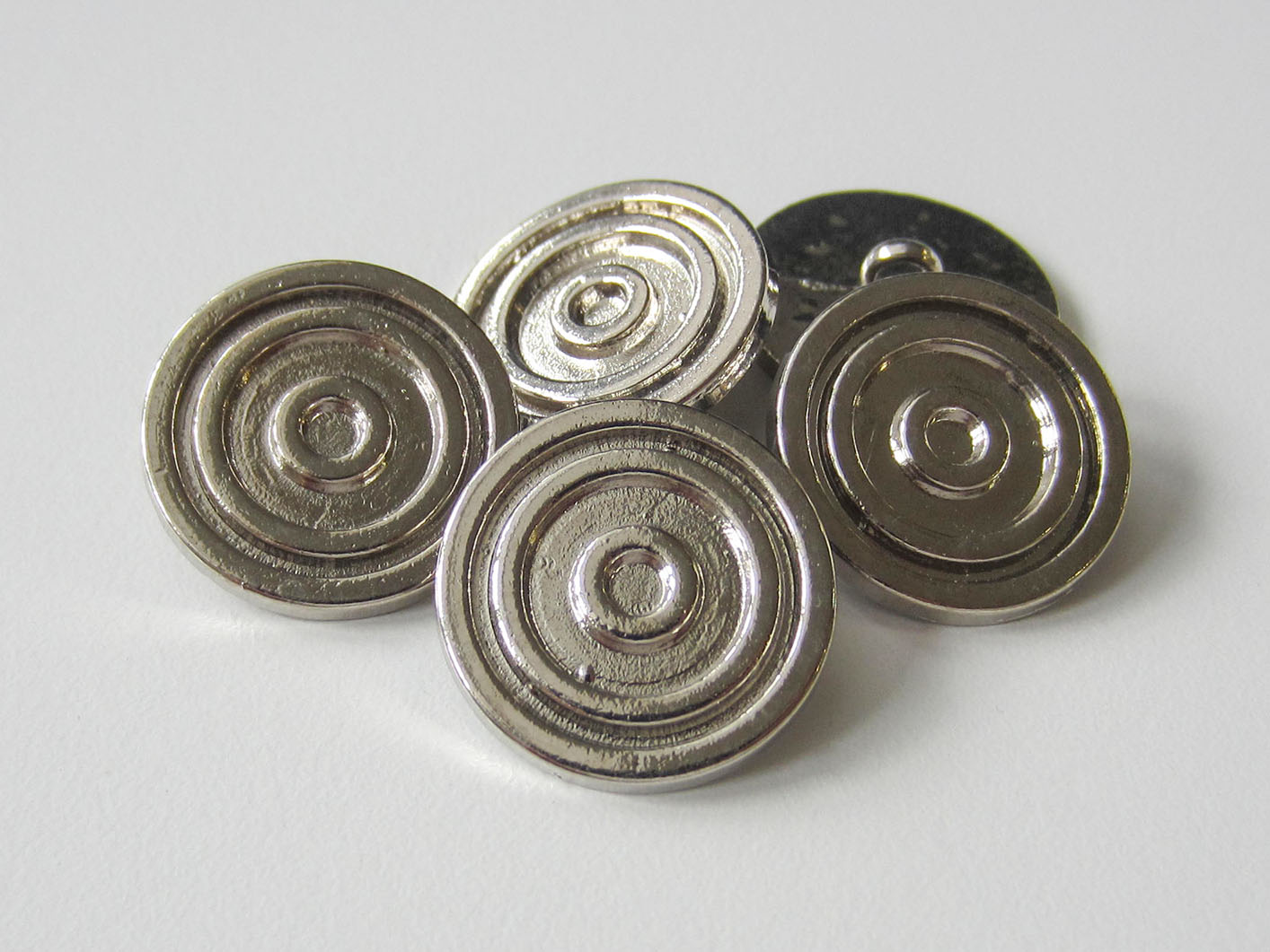 Günstiger silberfb. Metall Knopf mit Kreisen / B-WARE