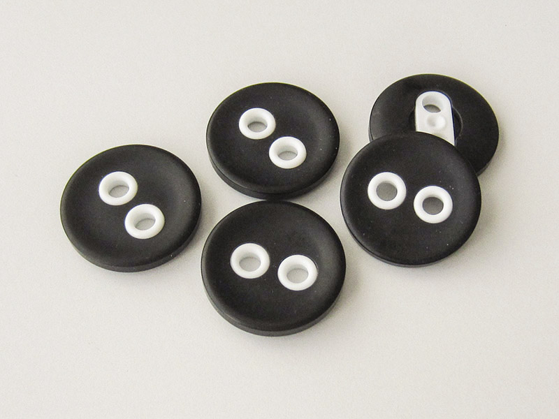 www.knopfparadies.de - 3441sw - Schwarze Kunststoffknöpfe mit weißen Knopflöchern