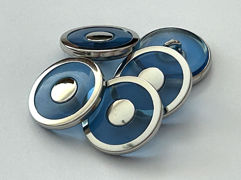 www.knopfparadies.de - k361bl - Transparente blaue Kunststoffknöpfe mit silbernem Metallrand