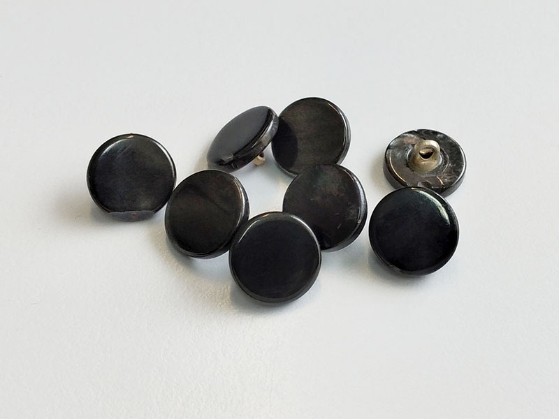 www.knopfparadies.de - 6931gr - Dunkel schimmernde Perlmuttknöpfe mit Metallknöpfe