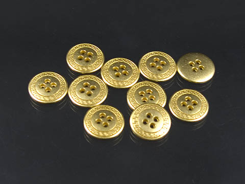 Goldfarbener Metallknopf mit Mäanderborte