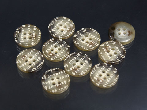 Modischer hellbrauner Designer Knopf mit Buchstaben
