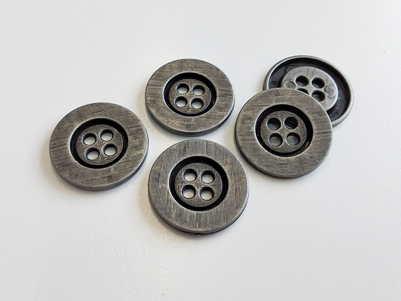 www.knopfparadies.de - 6420ei - Eisenfarbene Metallknöpfe mit vier Löchern und breitem Rand