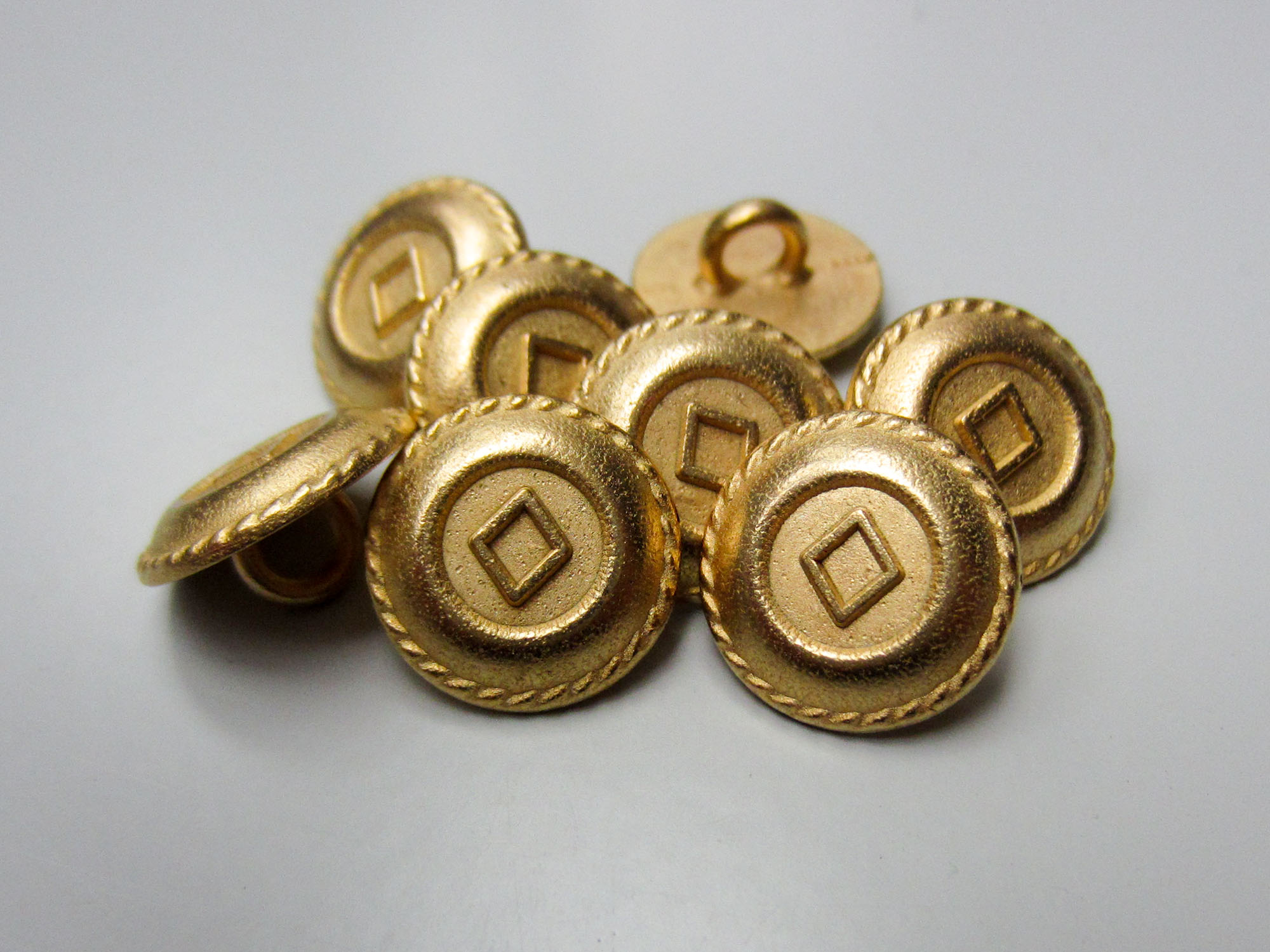 Kleiner goldfarb. Metallknopf mit Raute für Blusen etc