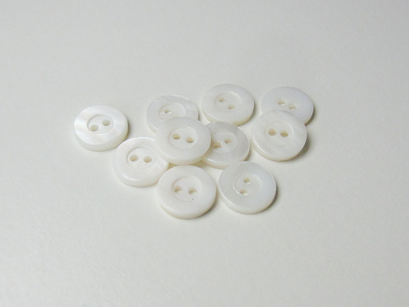 Kleine weiße Zweiloch Perlmuttknöpfe mit breitem Rand