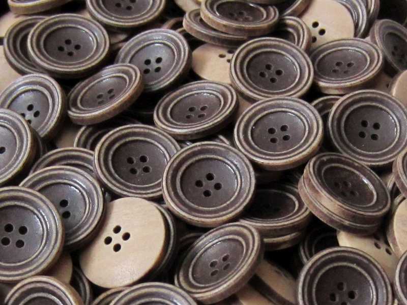 Tellerförmiger brauner Vierloch Kunststoff Knopf