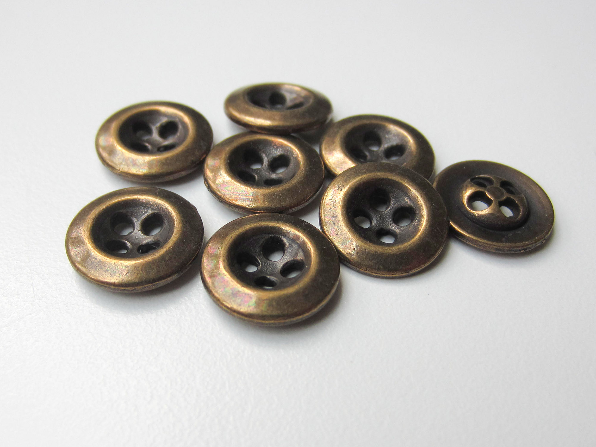 www.knopfparadies.de - pu003am - Hübsche kleine Vintage Metallknöpfe mit vier Löchern