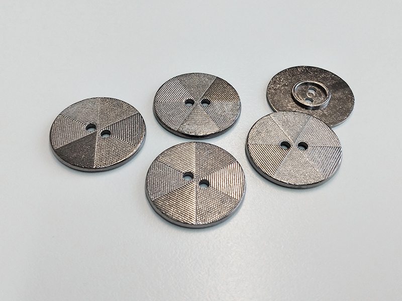 www.knopfparadies.de - 3982ch - Günstige, chromfarbene Metallknöpfe, flach mit zwei Löchern