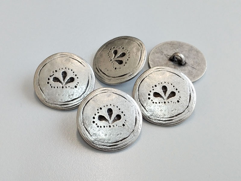 www.knopfparadies.de - 6148as - Altsilberfarbene Metallknöpfe, fast wie handgearbeitet und uralt