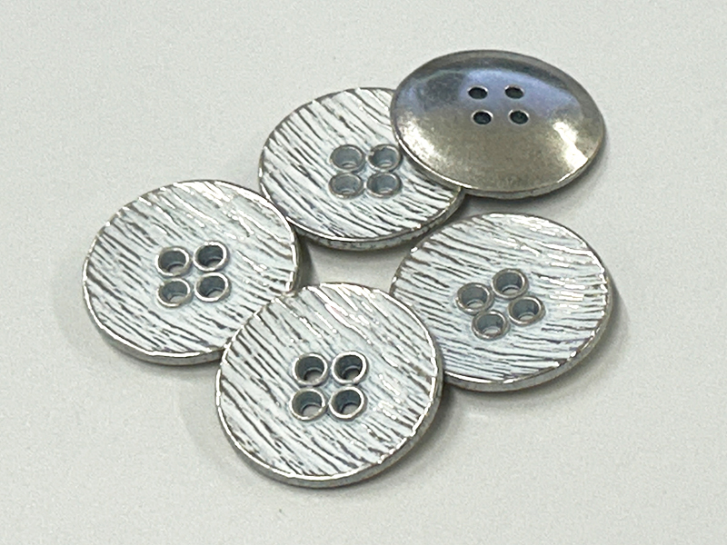 Metallknöpfe silber-weiß mit markanter Schüsselform