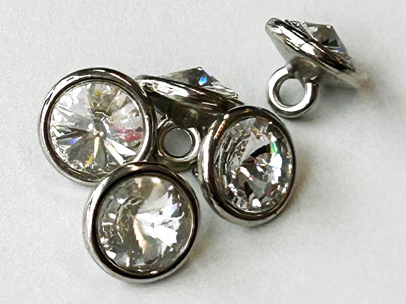 Glitzernder Kristallknopf in Silberfassung mit Öse