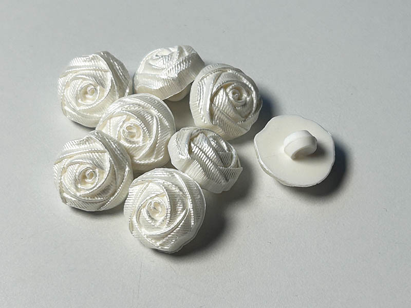 Bildschöne plastische Rosen Kunststoffknöpfe mit Öse in Lila
