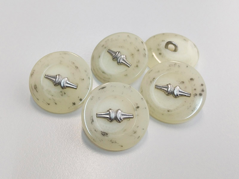 www.knopfparadies.de - 6376nw - Naturweiß bis beige marmorierte Kunststoffknöpfe mit Metall