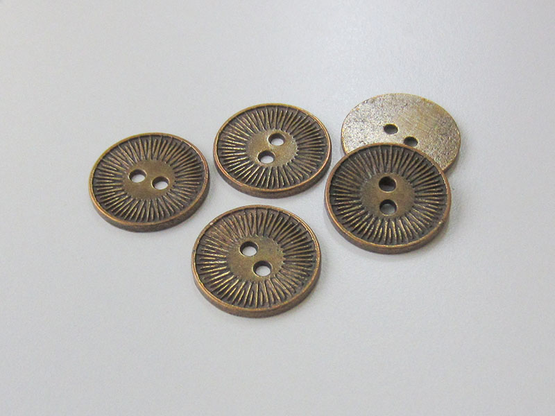 www.Knopfparadies.de - 3068am - Älter wirkende Motivknöpfe mit Sonne aus Metall in Altmessing