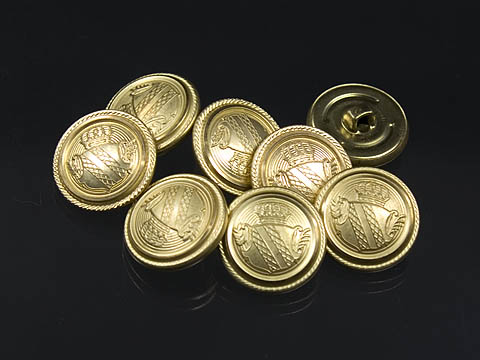 Leichte, goldfarbene Wappenknöpfe aus Metallblech