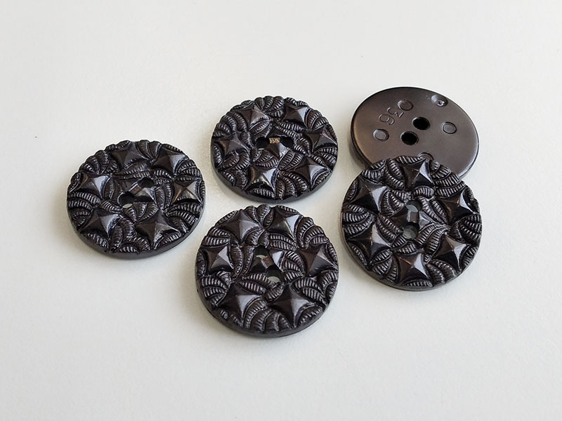 www.knopfparadies.de - 5329sc - Schwarze Kunststoffknöpfe mit ausgefallenem Muster