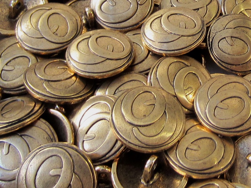 Interessanter Metallknopf mit Monogramm CO
