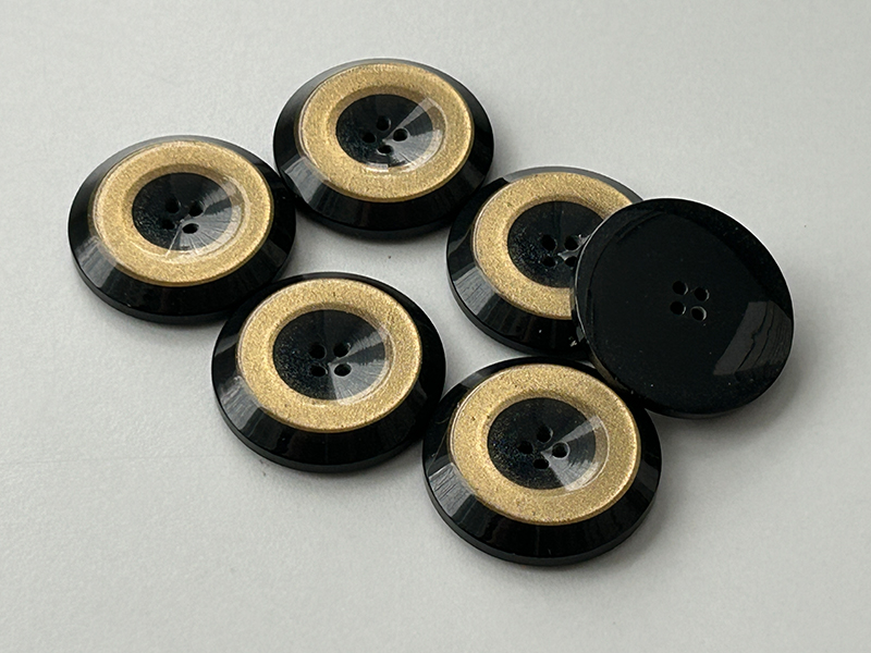 Klassische Kunststoffknöpfe in Schwarz-Gold
