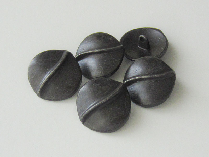 www.Knopfparadies.de - 0216gl - Unrunde Ösenknöpfe aus Metall in Glänzend Eisen wie aus dem Mittelalter