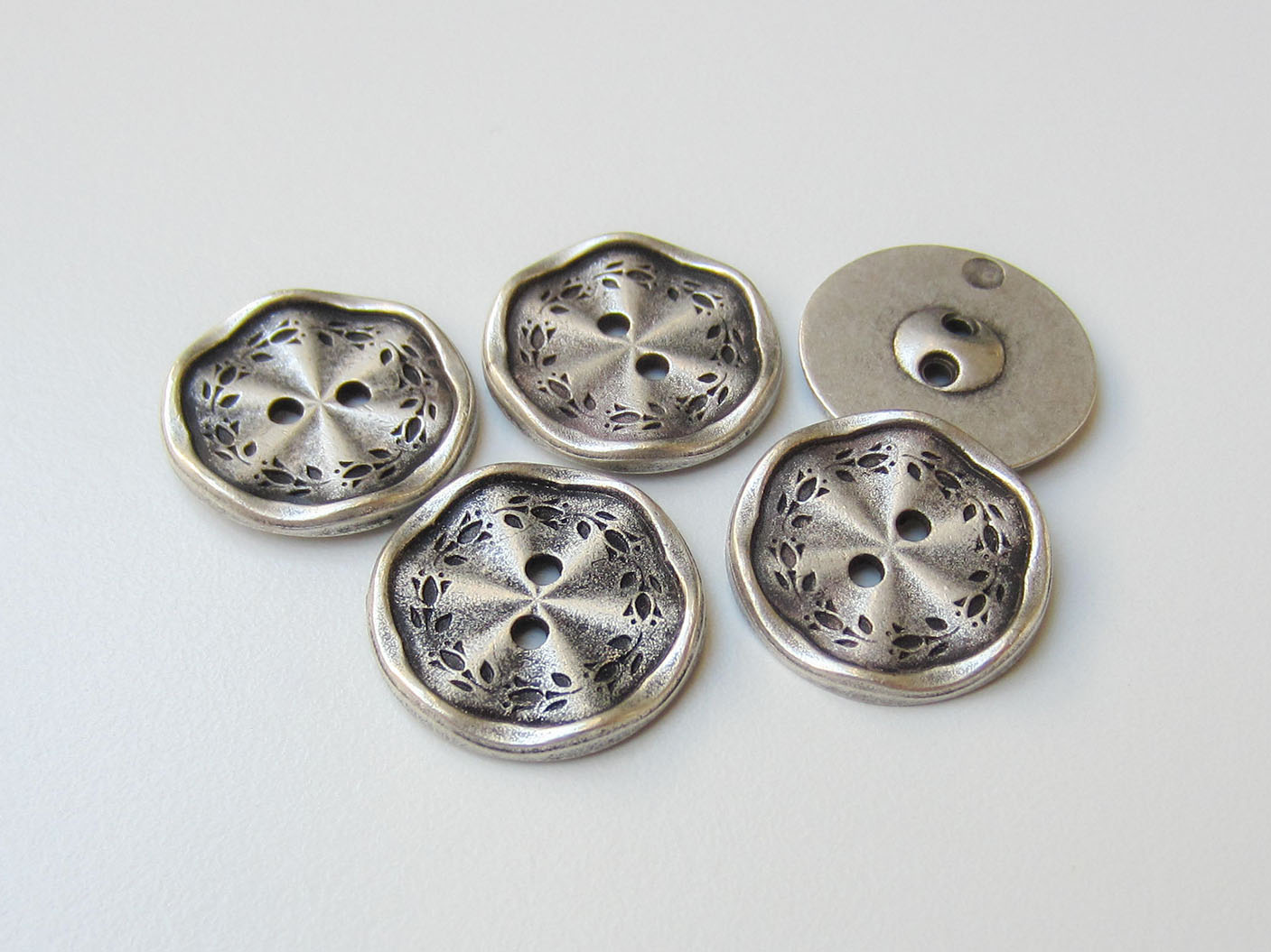 Bezaubernder Zweiloch Metall Knopf mit Blumen Kranz
