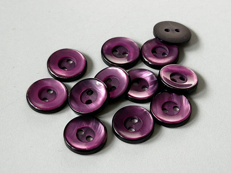 www.knopfparadies.de  - 3537li - 2-Loch Kunststoff Knöpfe glänzend lila pink