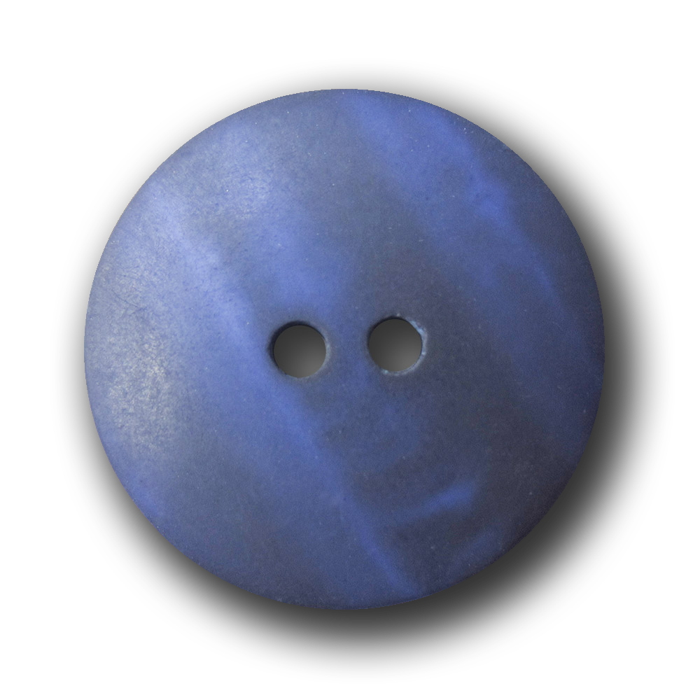 Faszinierender blau schimmernder Kunststoff Knopf