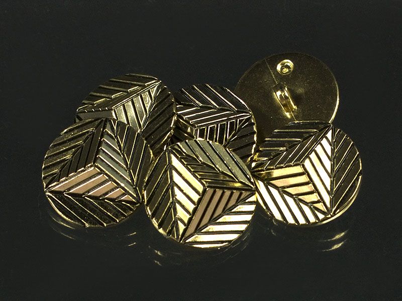 Origineller goldfarbener Kunststoff Knopf mit Pyramide