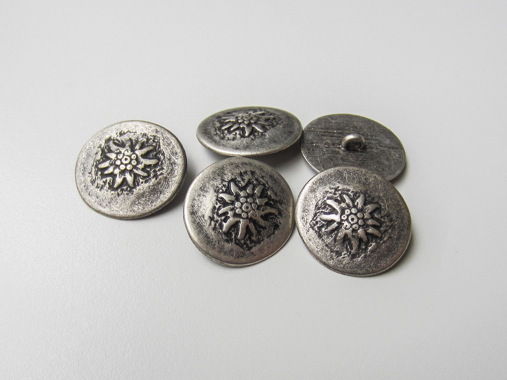 Edler Metallknopf mit Edelweiss