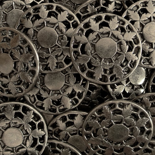 Hübsche fast dunkelsilberfarbene Metallknöpfe mit Durchbruchmuster