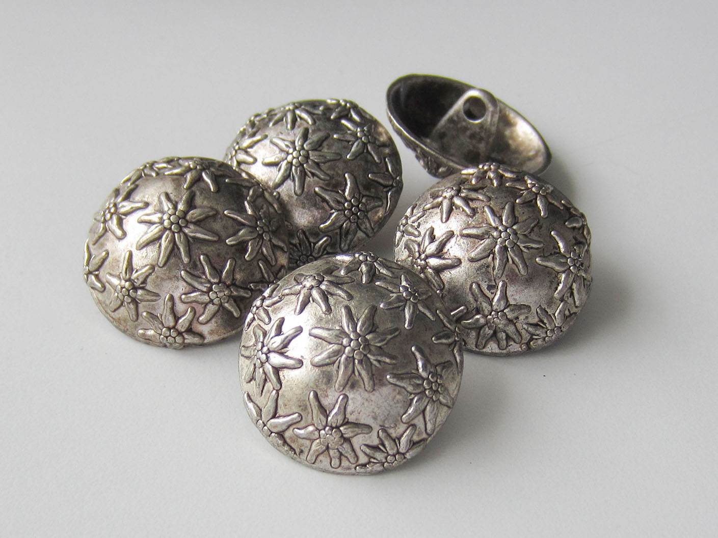 Großer Trachten Metall Knopf mit vielen Edelweißen