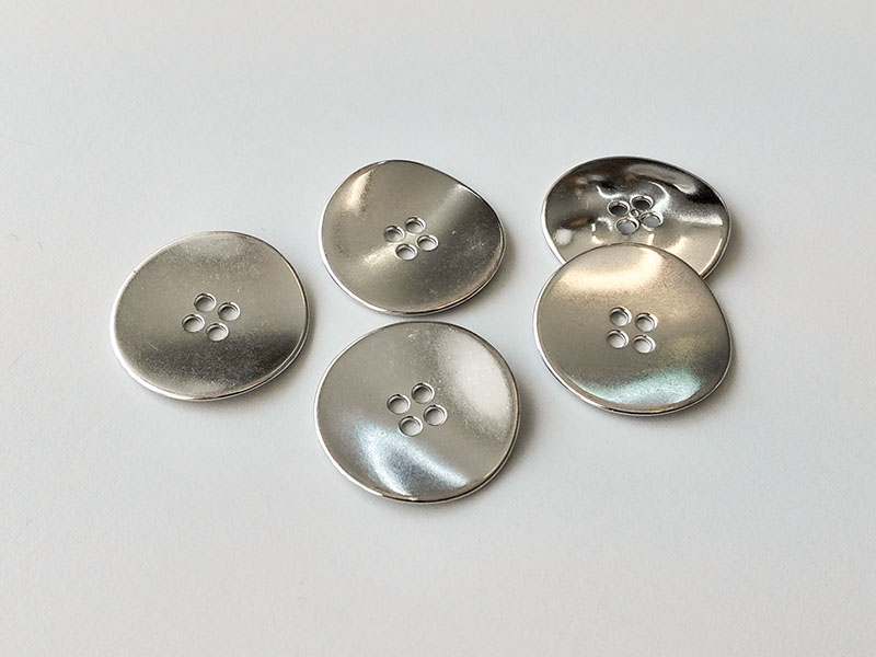 www.knopfparadies.de - 1567si - Matt silberfarbene Metallknöpfe, dünn und gewellt