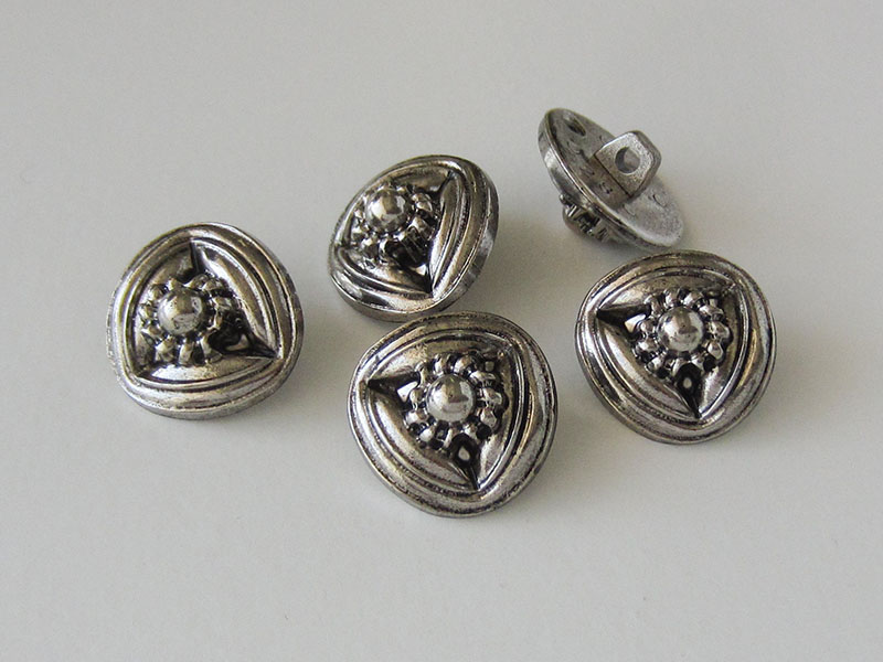 www.Knopfparadies.de  - 1605as - Dreieckige metallic silberfarbene Kunststoffknöpfe mit Blume