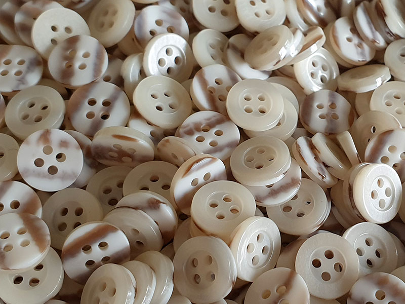 www.knopfparadies.de - d211be - Hübsche beige-braune Hemdenknöpfe - perlmuttartig oder beige-braun gestreift