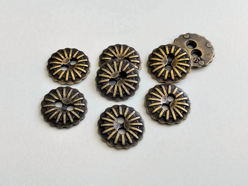 www.knopfparadies.de - 4601am - Altmessingfarbene Metallknöpfe mit zwei Löchern