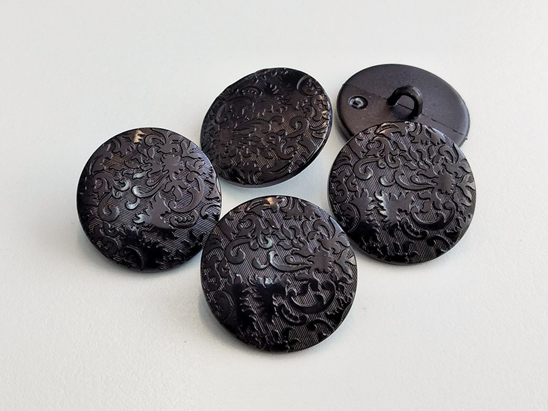 www.knopfparadies.de - 4654db - Dunkel auberginefarbene Kunststoffknöpfe mit Blumenmuster