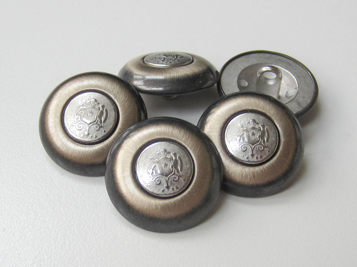 Eisenfb. Metall Ösen Knopf mit silberfb. Wappen Motiv