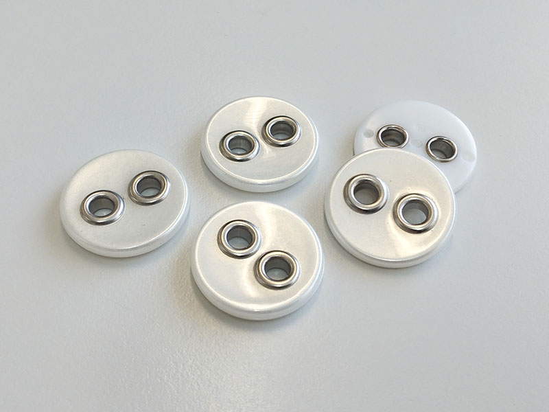 www.knopfparadies.de - 2226we - Perlweiß schimmernde Kunststoffknöpfe mit silber verstärkten Knopflöchern