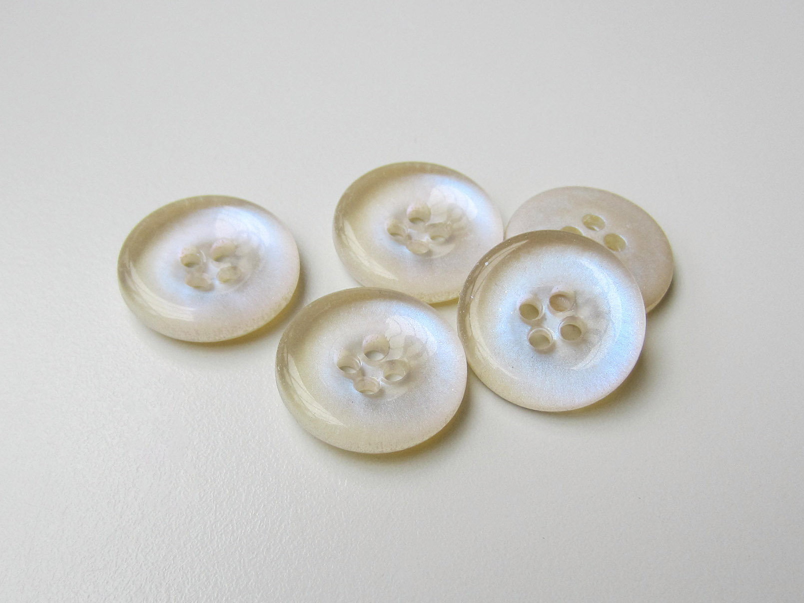 Attraktiver irisierender Knopf wie Opal / Mondstein