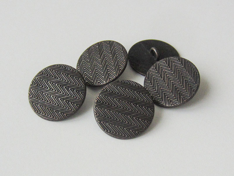 www.Knopfparadies.de - 3974ei - Tolle alteisenfarbene Ösenknöpfe aus Metall mit geometrischem Muster