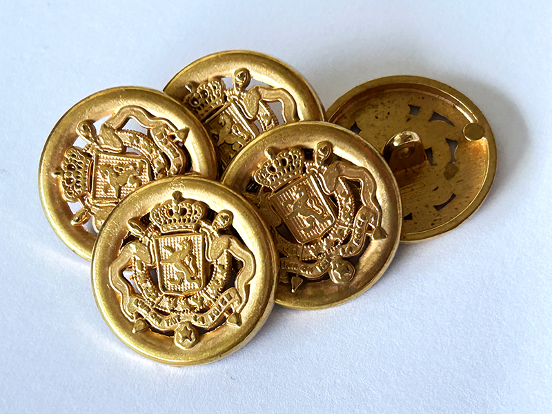 Blazerknopf aus Metall goldfarben mit durchbrochenem Wappenmotiv