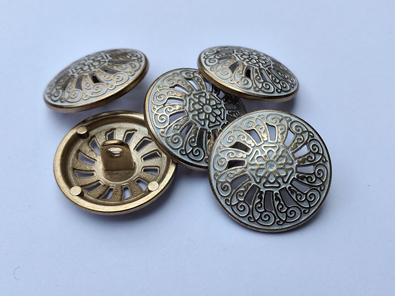 Weiß-Blassgoldfarbene wunderschöne Metallknöpfe mit Nostalgie Durchbruchmuster