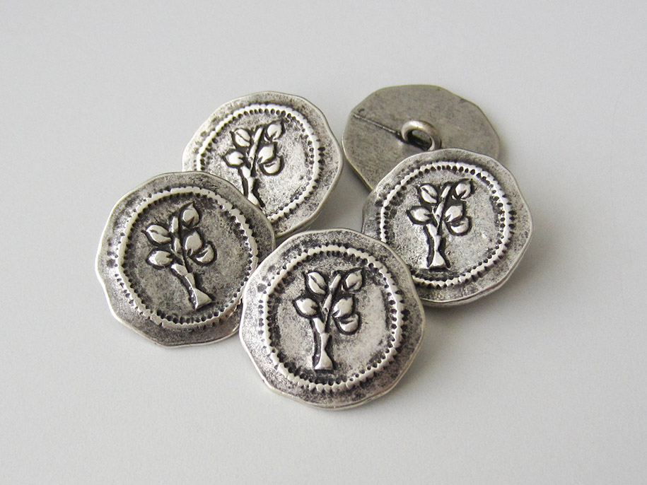 Metallknopf mit stilisiertem Baum