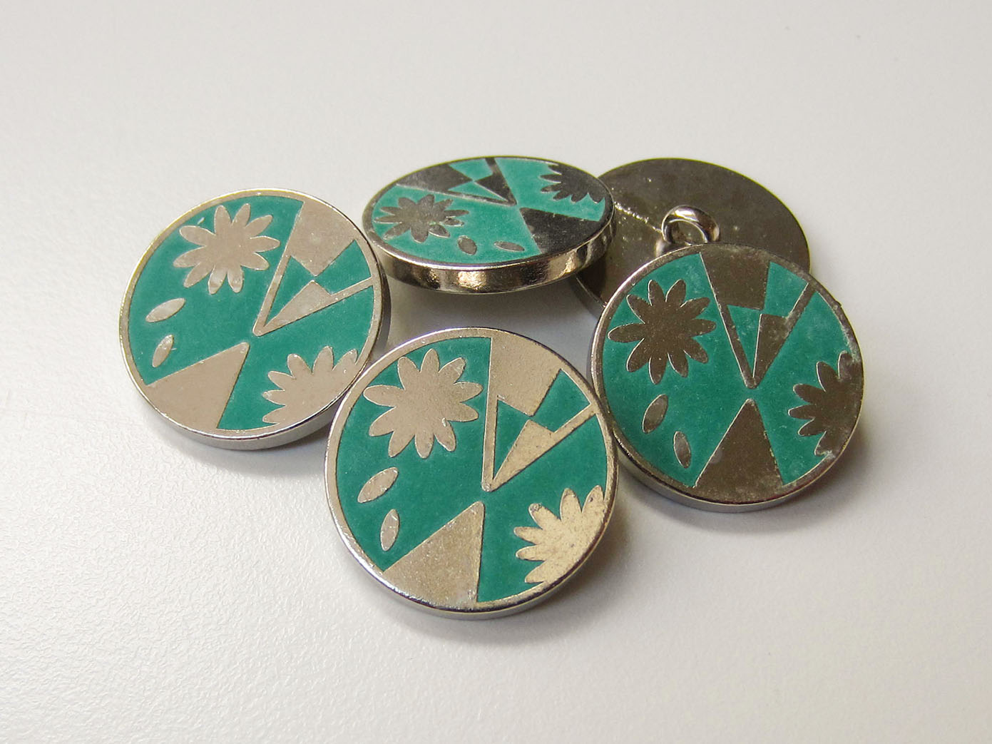 Metall Knopf mit graphischem Blumen Muster / B-WARE