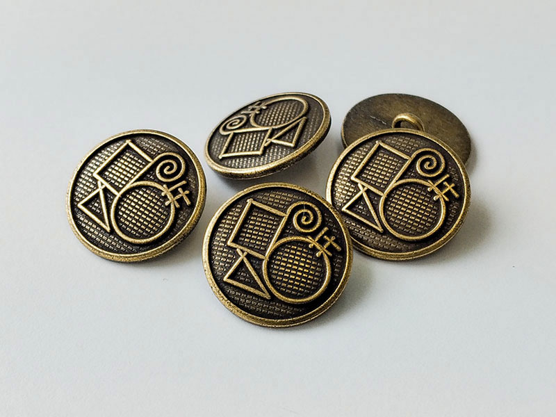 www.knopfparadies.de - 5448am - Altmessingfarbene Metallknöpfe mit grafischen Forman