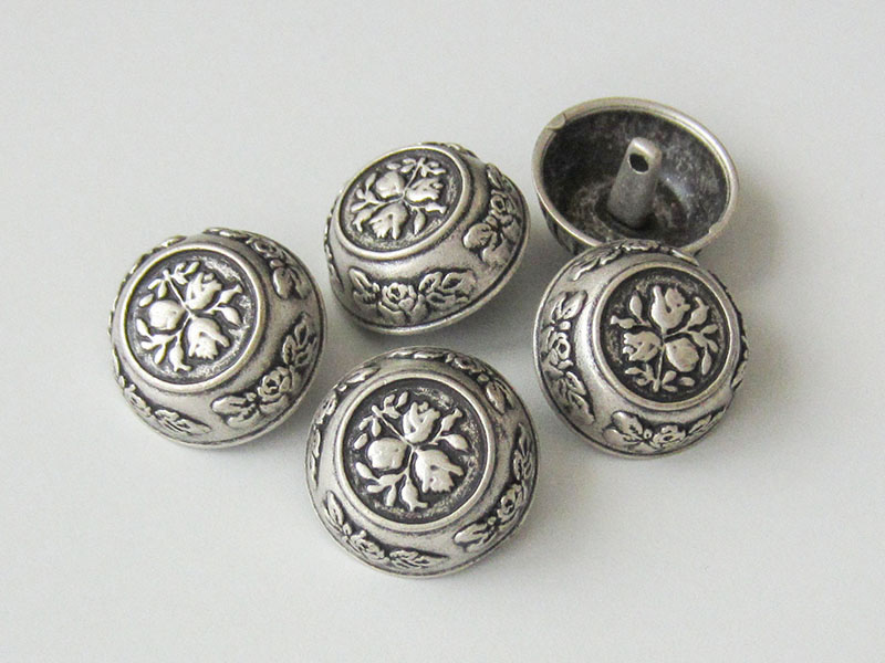 Altsilberfarbene Knöpfe mit Blumenmotiv